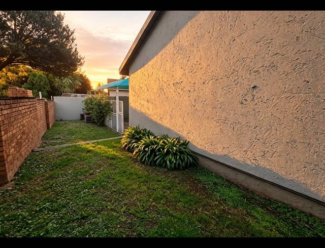 3 BEDROOM TOWNHOUSE FOR SALE IN VANDERBIJLPARK SE 3